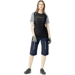 Norrona Fjørå Equaliser Lightweight T-Shirt Women - Caviar/Light Grey -Norrona norrona fjora equaliser lightweight t shirt women caviar light grey model 1 1399586