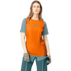 Norrona Fjørå Equaliser Lightweight T-Shirt Women - Orange Popsicle/Tourmaline